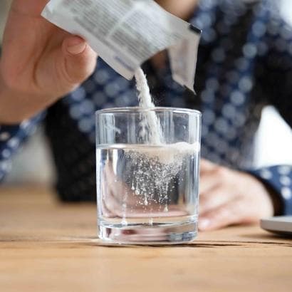 Trieciens saaukstēšanās simptomiem – karstie dzērieni. Farmaceite skaidro to ieguvumus un iespējamās priekšrocības un trūkumus