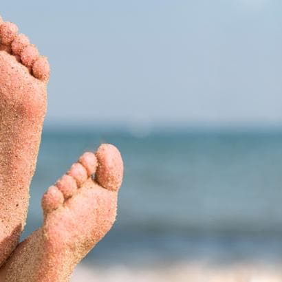 4 stundas uz kājām un 5000 soļi – ikdienas slodze pēdām un tās sekas