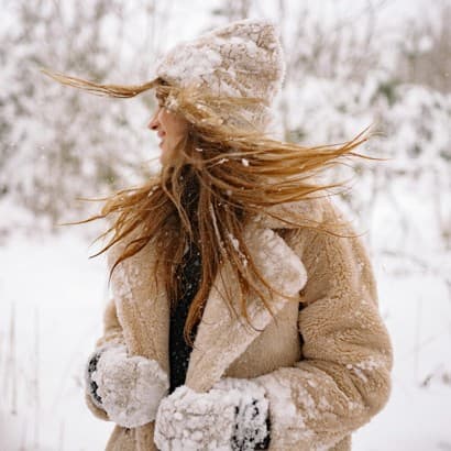 Kā pareizi rūpēties par matiem aukstajā laikā?