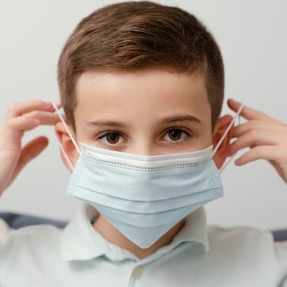 Pieaug ar Covid-19 un citu vīrusu infekciju sasirgušo bērnu skaits – kā pasargāt bērnu no saslimšanas?