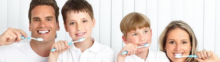 Pētījums: 44% Latvijas iedzīvotāju zobus tīra tikai reizi dienā