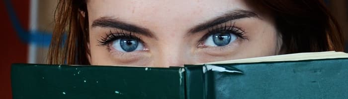 Grāmatu lasīšana pustumsā, ik dienas pie datora – kā saglabāt acu veselību?