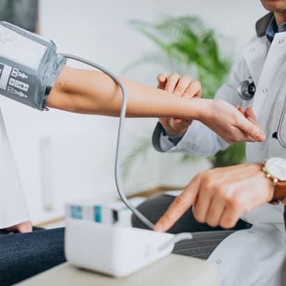 Gaisa temperatūrai sasniedzot +30 grādus, slodze sirdij palielinās pat vairākas reizes. Kā parūpēties par sirds veselību, skaidro farmaceits