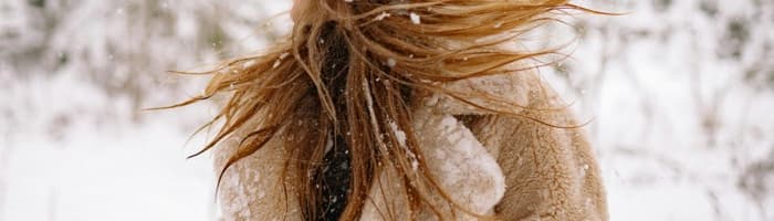 Kā pareizi rūpēties par matiem aukstajā laikā?