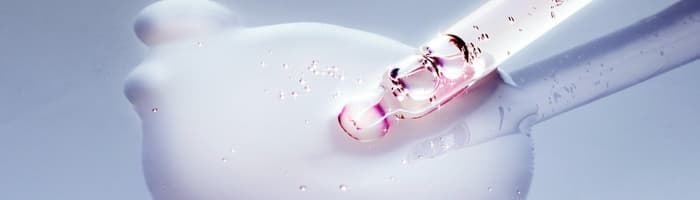 Кожа лица устала? Фармацевт рассказывает о 5 полезных витаминах в средствах по уходу